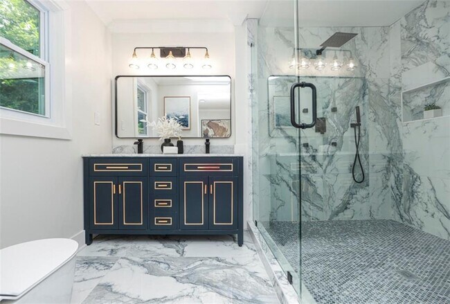 Building Photo - 2908 N Hills Dr NE