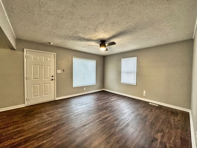 Building Photo - 3 bed 1 bath located on the East Side