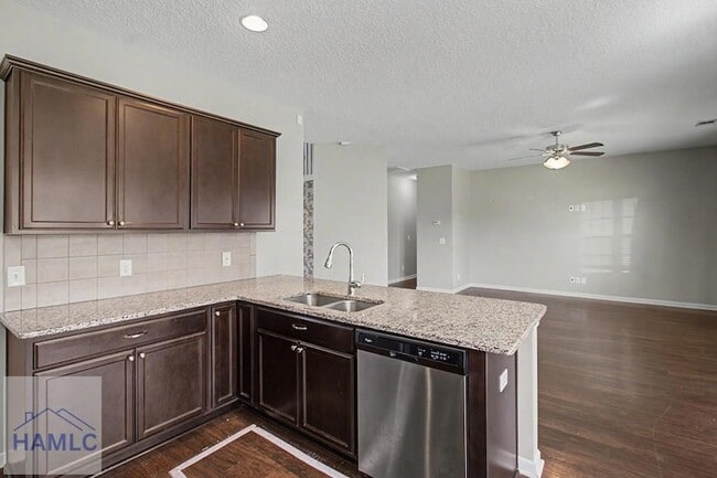 Building Photo - 976 Oak Crest Dr