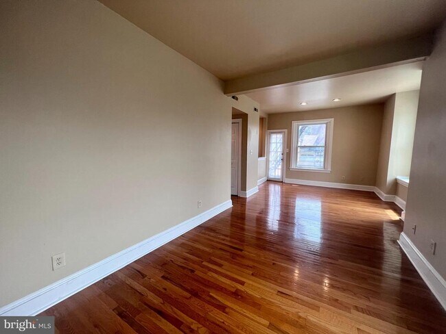 Building Photo - 1303 W 13th St