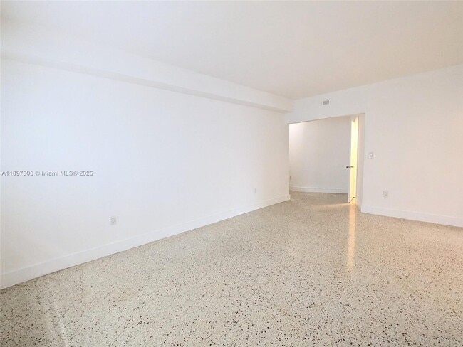 Building Photo - 6930 Rue Vendome