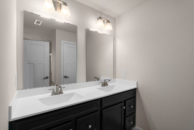 Building Photo - 1121 Riverbrook Dr