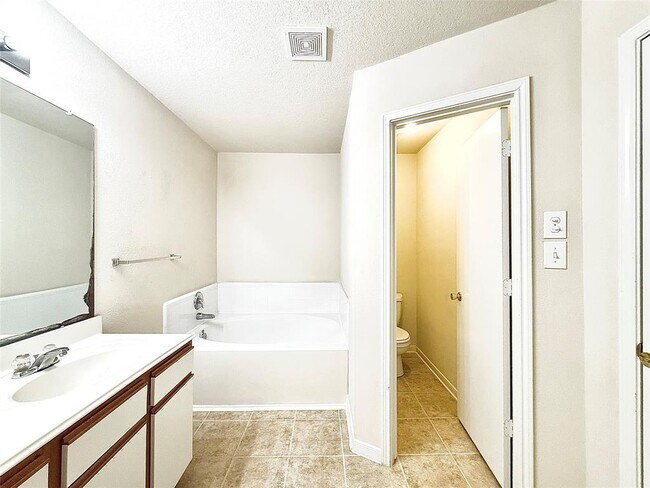 Building Photo - 2722 Kelly Brook TR