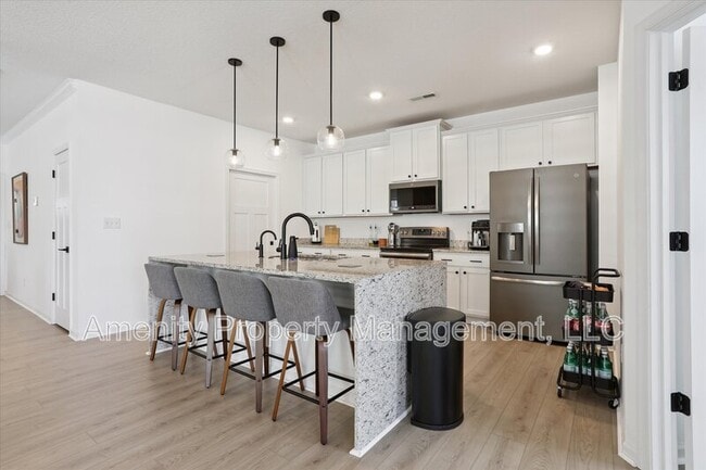 Building Photo - 2102 Promenade Ln