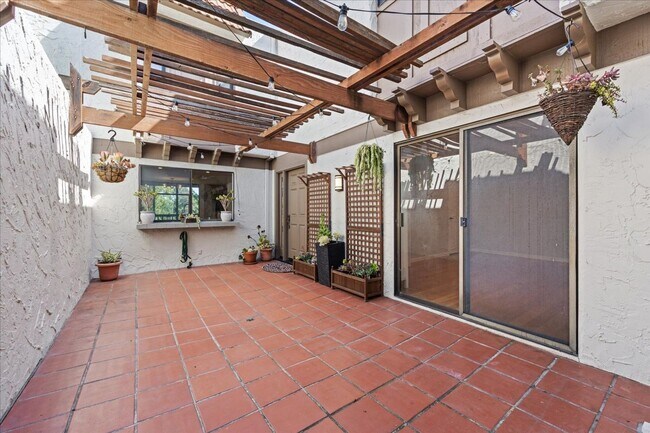 Building Photo - 9 Heritage Ct