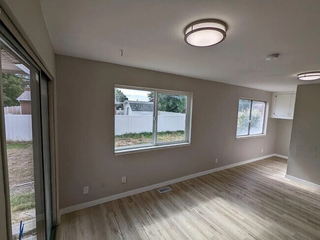 Building Photo - 1025 500 N