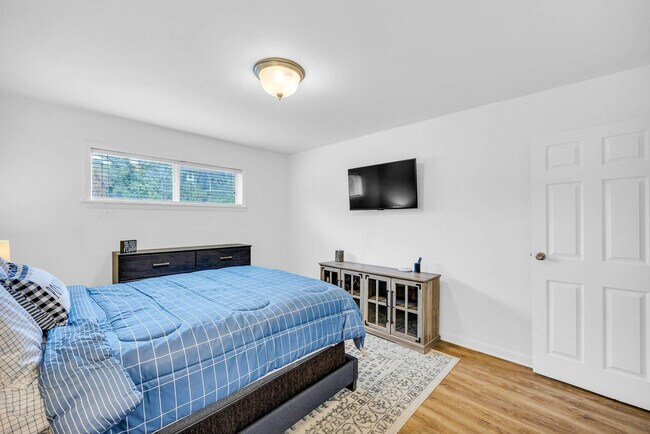 Building Photo - 250 Little St