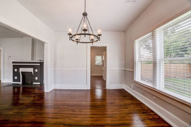 Building Photo - Charming 3/1 Near TU! Make this your new home!