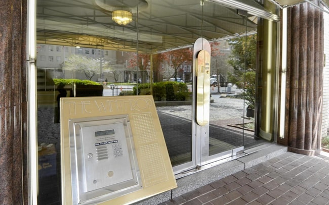 Building Photo - GORGEOUS JR ONE BEDROOM IN DOUPONT