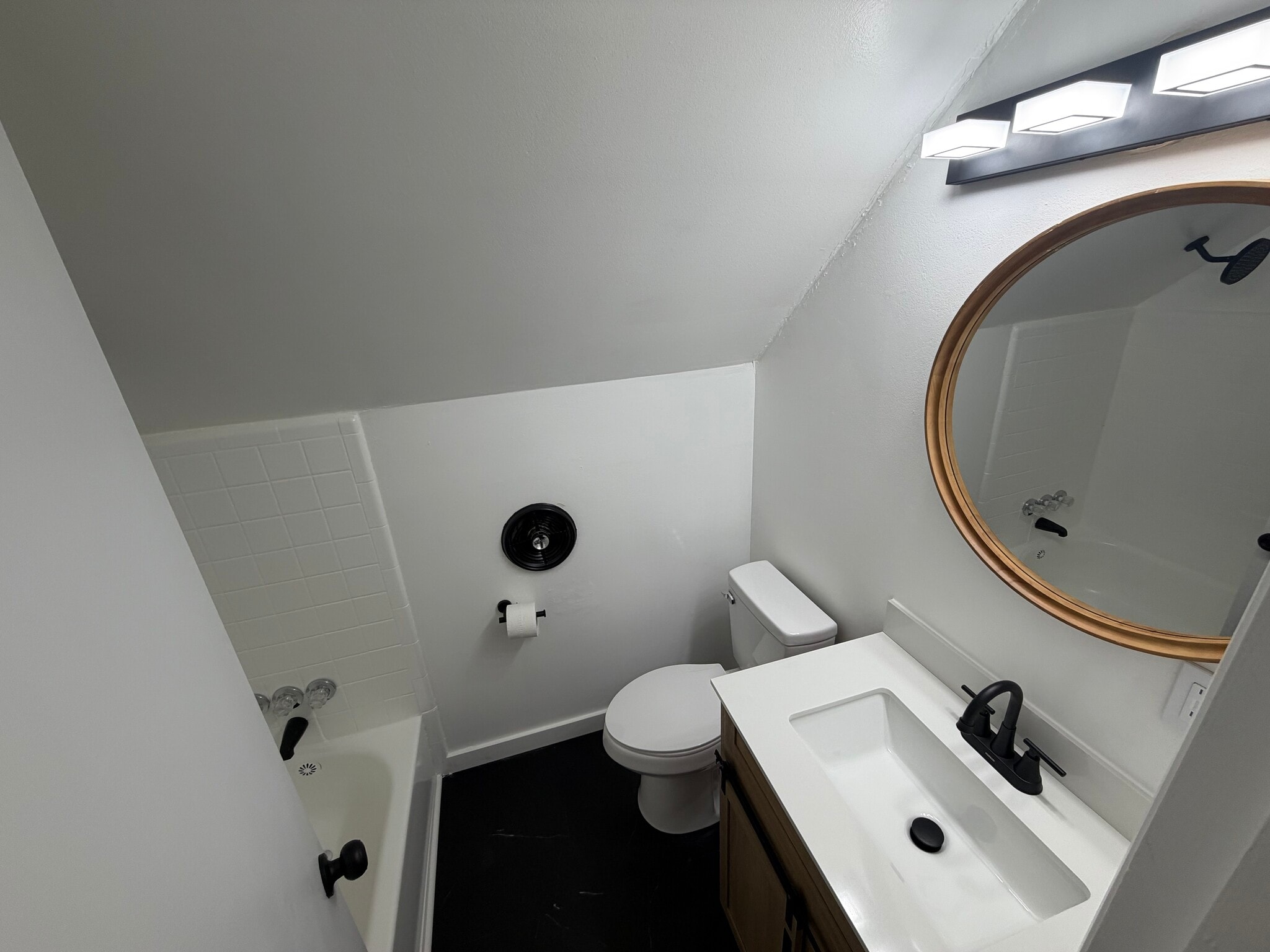 Building Photo - 2122 Sun Cir