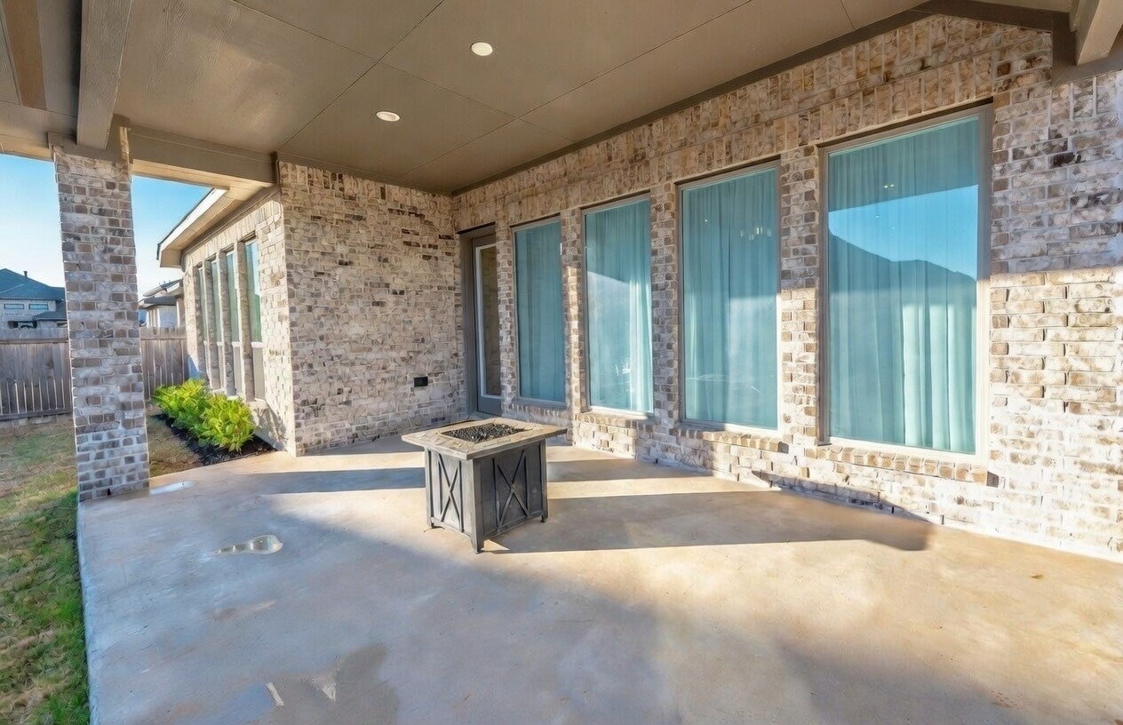 Building Photo - 14336 Apache Wls