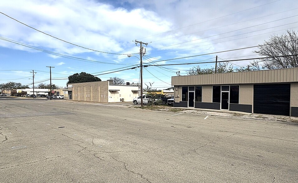 Building Photo - 112 W Avenue E