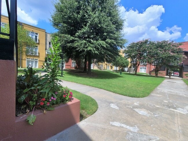 Building Photo - 502 Pryor St SW