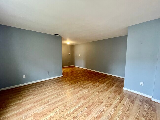 living room - 820 S Arlington Mill Dr