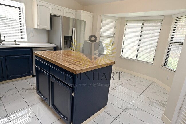 Building Photo - 6447 N Vagedes Ave