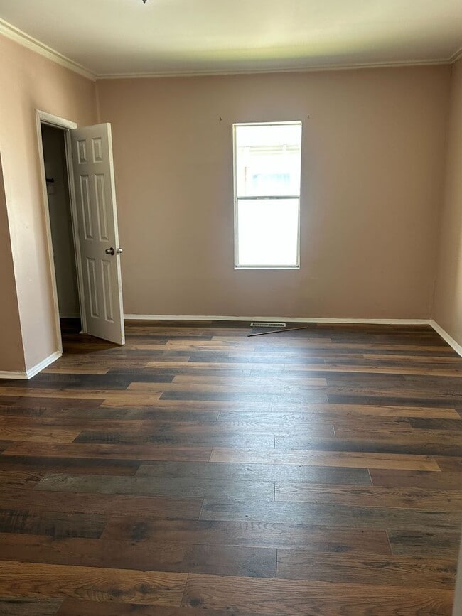 Building Photo - Charming 3-Bedroom, 1-Bathroom Home with Fenced Yard
