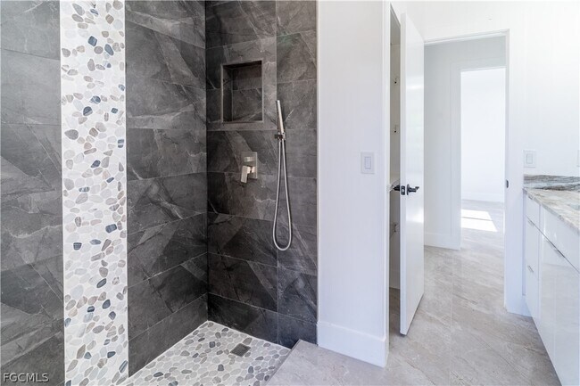 Building Photo - 720 Chavers St