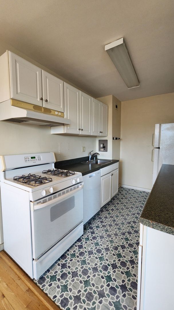 Building Photo - Utilities Included! Parking! Near Pentagon City Metro!