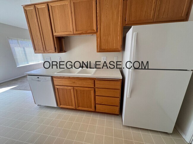 Building Photo - 3 bedroom North Eugene home with full size...