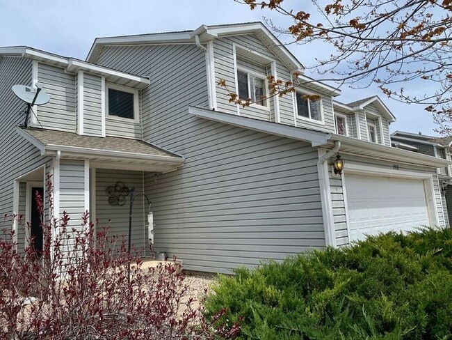Building Photo - 3 Bedroom 2.5 Bath Townhouse w/ 2-Car Garage!