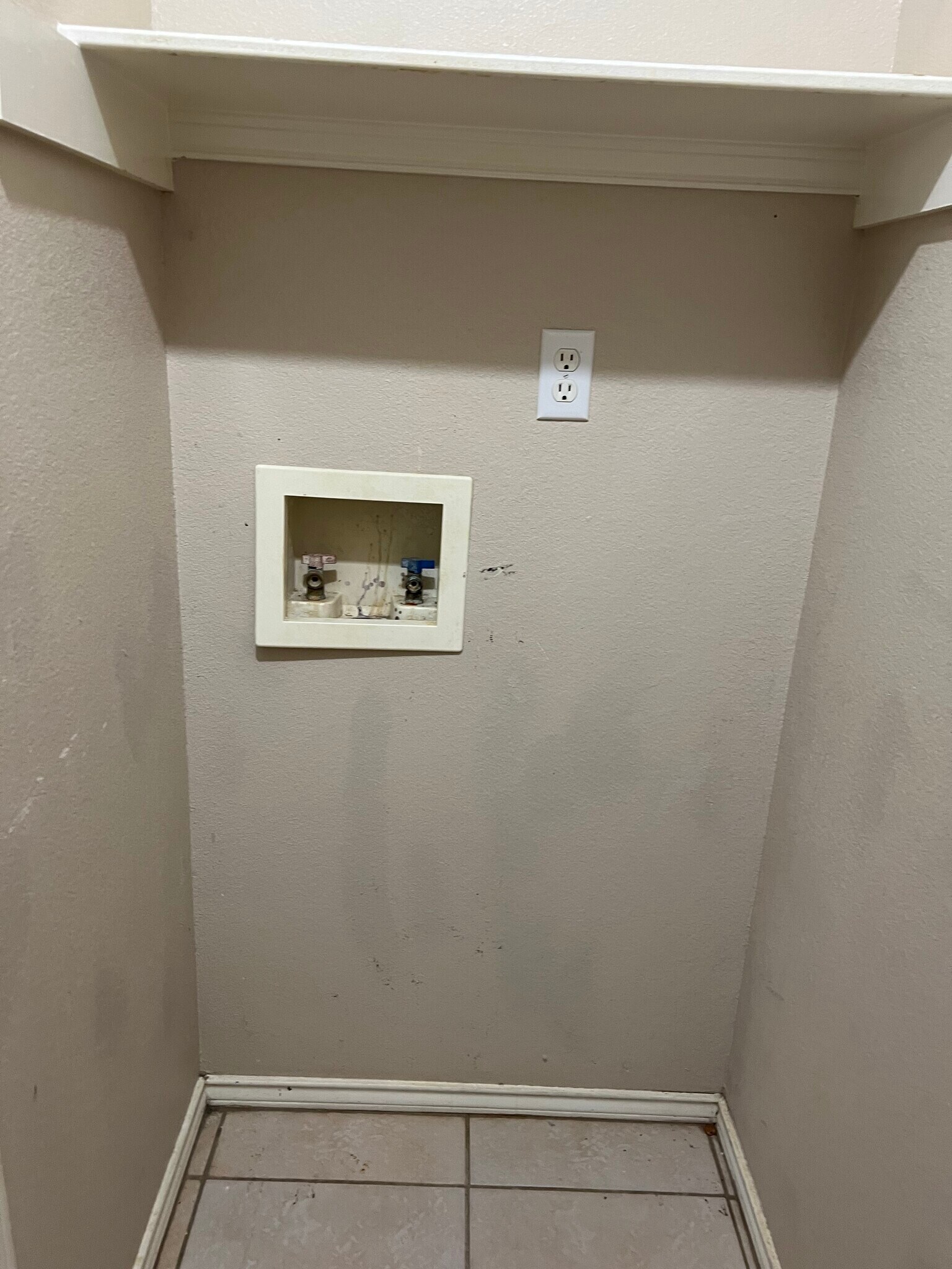 Laundry area - 817 Sonesta Dr