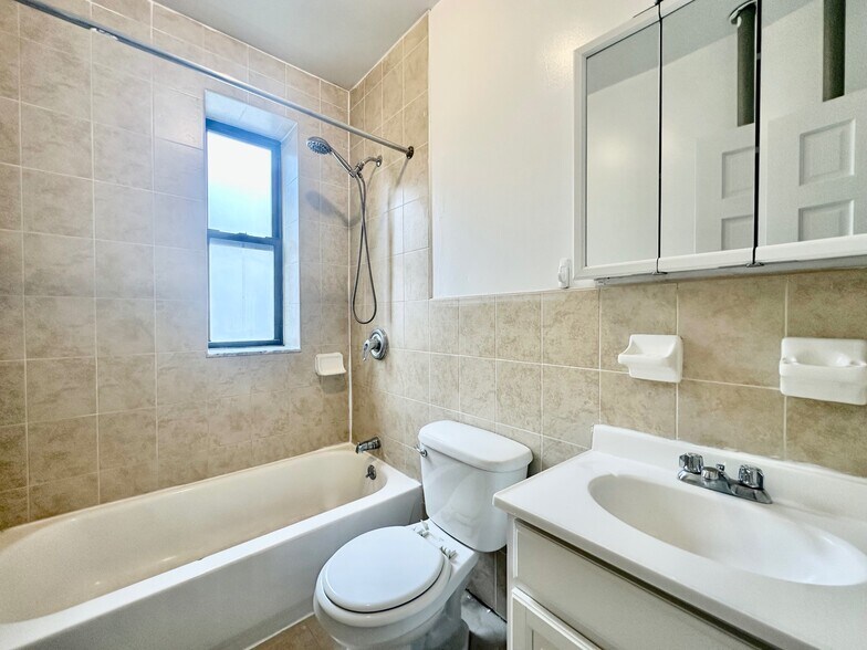 Building Photo - 709 W 176th St