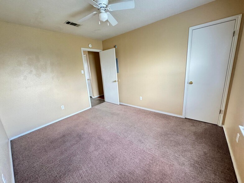Building Photo - 1601 Cedarhill Dr