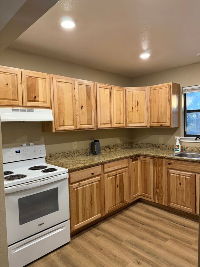 Building Photo - NEW ON MARKET