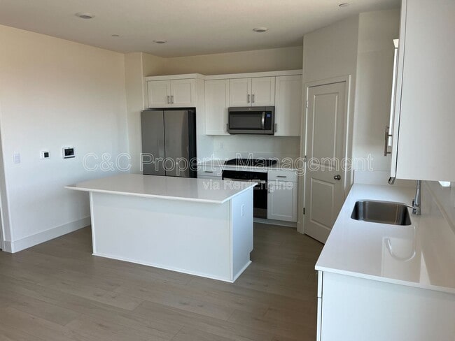 Building Photo - 383 Manhattan Dr