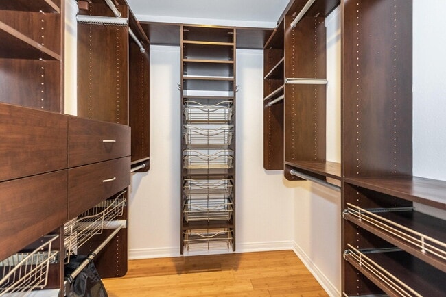 Building Photo - "Chic 1-Bed Retreat on Castillo: 870 Sq Ft...
