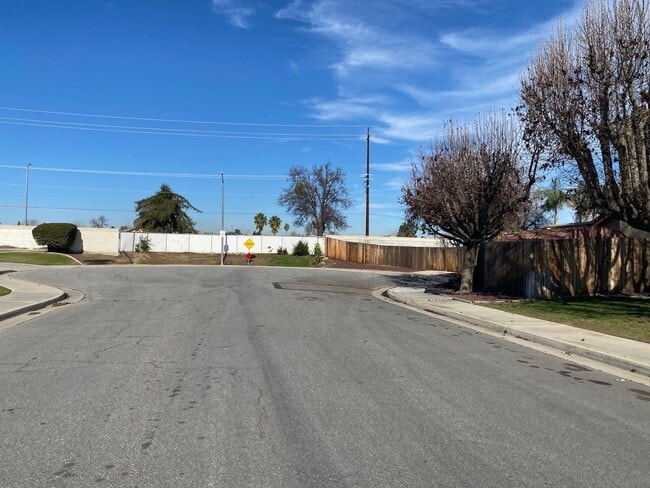 Building Photo - Get ready for Summer in this 3 BD 2 BA SW home with a Pool on a corner lot