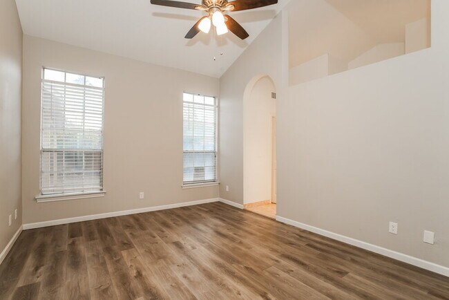 Building Photo - 707 W Mesquite St