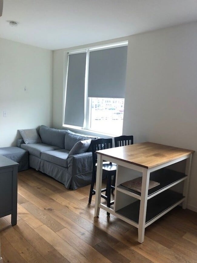 Building Photo - 1BR/1BA Available Now!! Partially Furnished - Great Portland Location!!