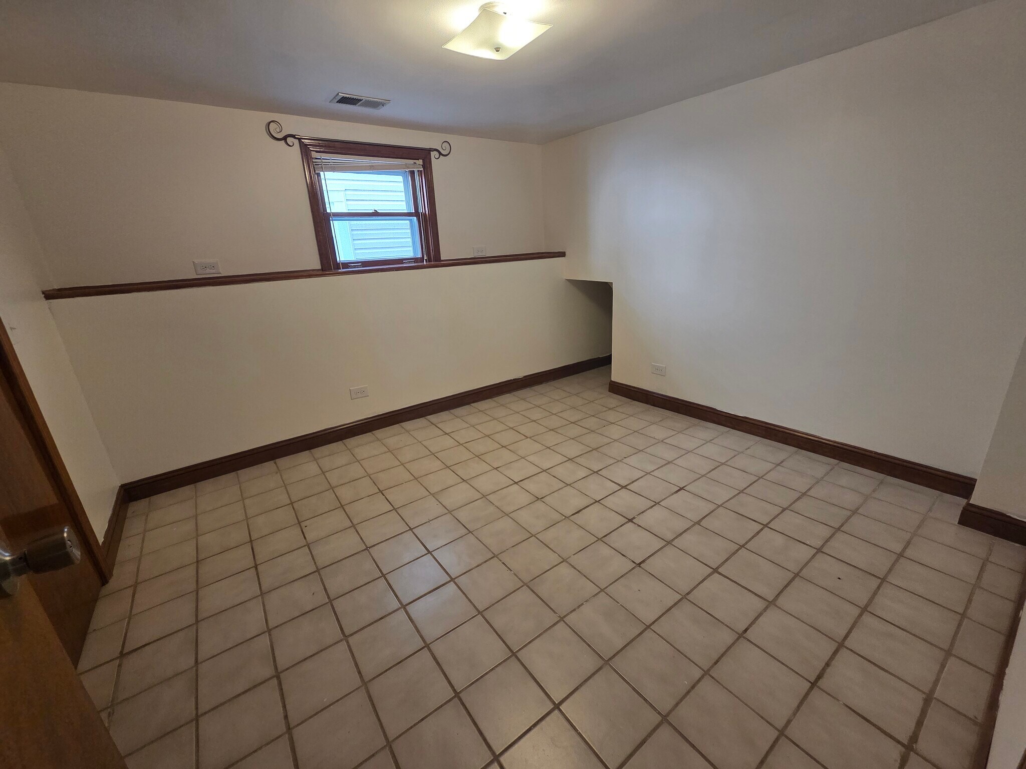 Building Photo - 4651 N Leamington Ave