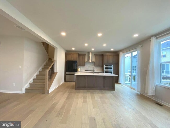 Building Photo - 72 Alroy Rd