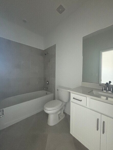 Building Photo - 7869 Lakes Edge Ln