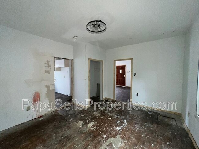 Building Photo - 327 E Stuart Ave