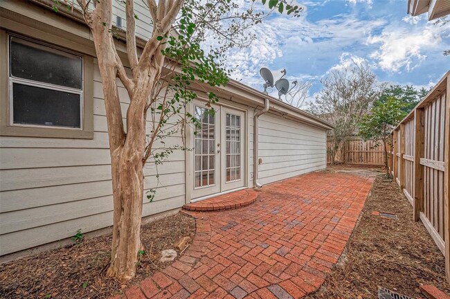 Building Photo - 2022 Highland Hills Dr