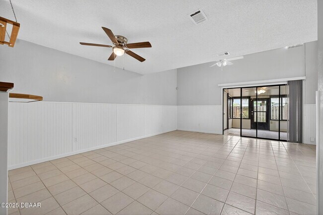 Building Photo - 168 W Sandalwood Ct