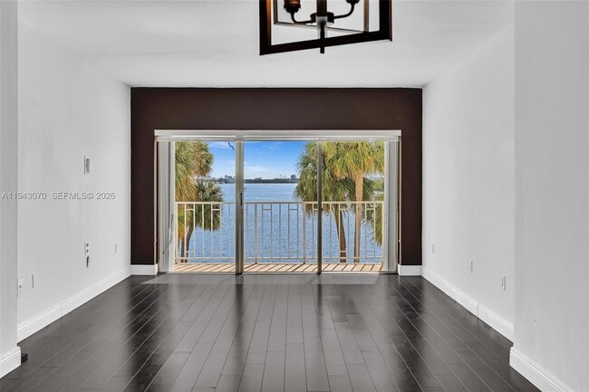 Building Photo - 500 Bayview Dr