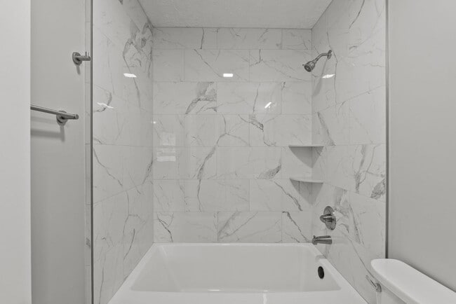 Building Photo - 610 Greenbriar Dr