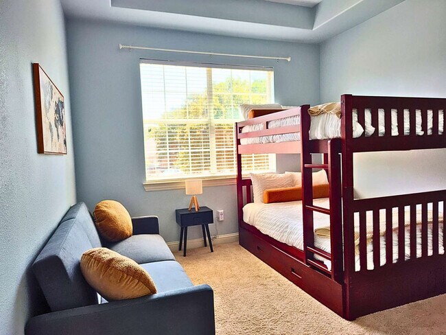 Building Photo - 200 Cove Dr