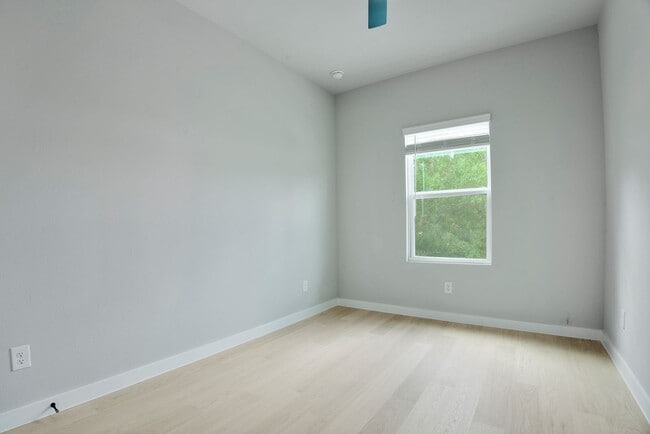 Building Photo - 525 Dakota St