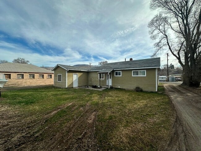 Building Photo - 2 Bedroom House