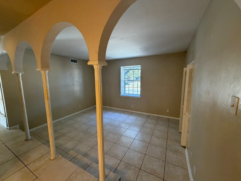 Building Photo - 170 De Chantle Rd