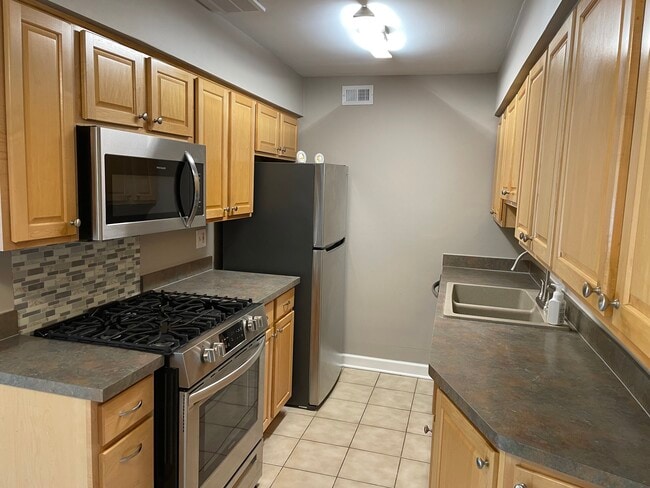 Building Photo - 1609 N Windsor Dr