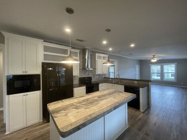 Building Photo - 36126 Plum Ave