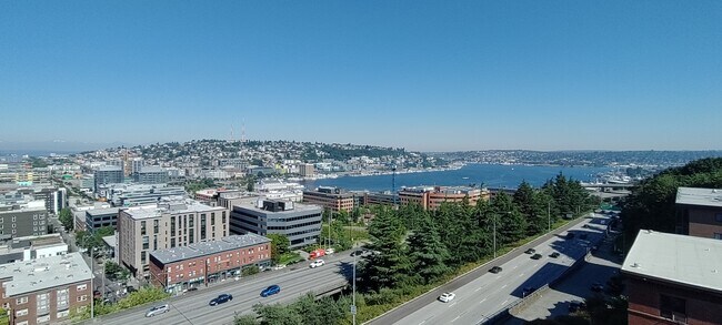 Roof Top - 530 Melrose Ave E