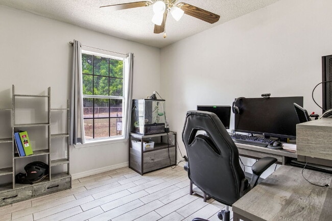 Building Photo - Move-in ready 3-bedroom, 1-bath cottage