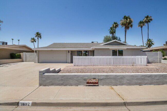 Building Photo - 1892 E Ellis Dr